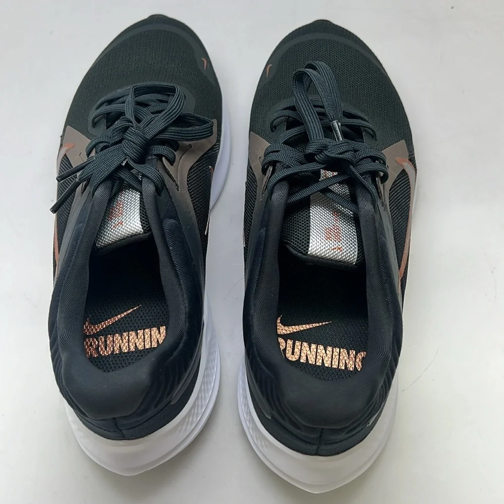 Women’s Nike Quest 5 Sneakers Size 7.5 Dark Smoke Grey/ Metallic Silver NWOB - Picture 7 of 9